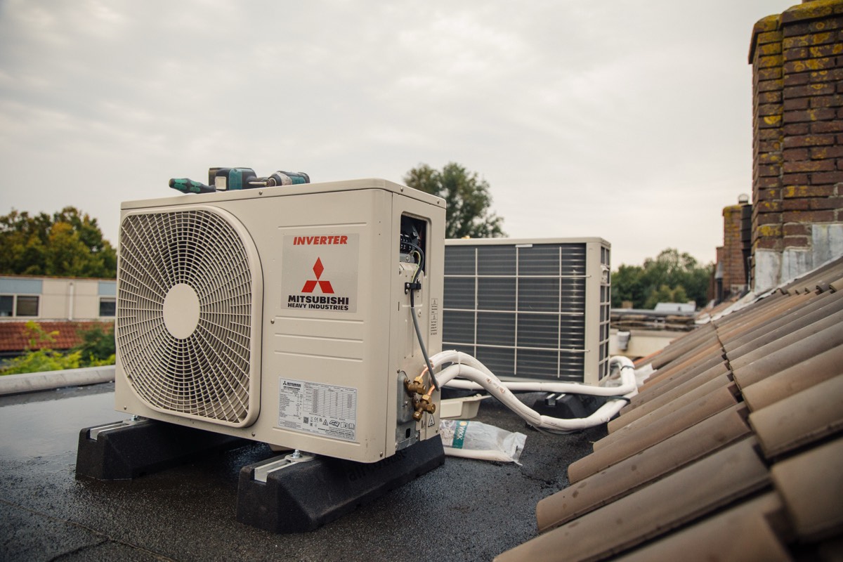 Mitsubishi Heavy Industries buitenunit op het dak